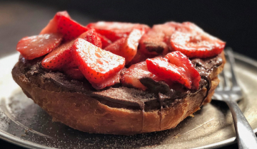 strawberries and hazelnut spread